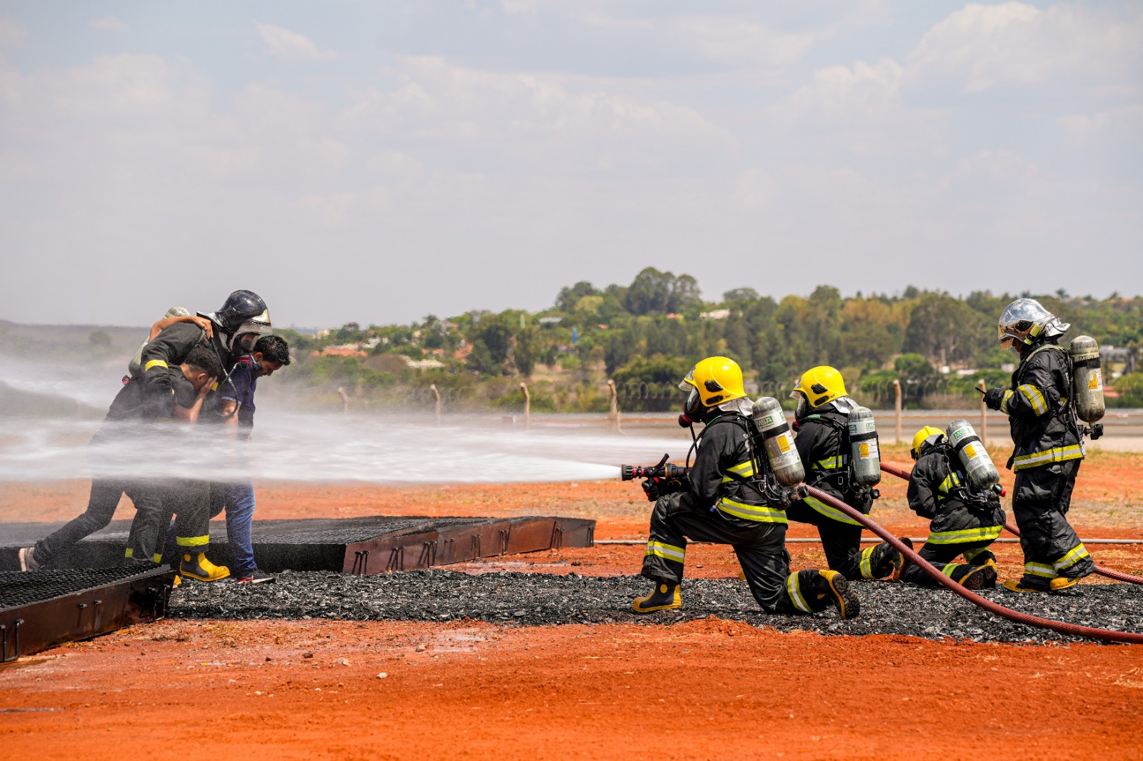 Simulação de acidente aéreo testa integração entre forças de segurança e órgãos de emergência no DF