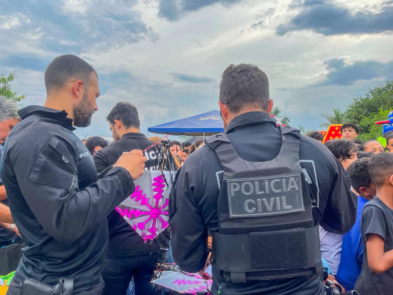 Operação Criança Feliz leva futebol de sabão e distribuição de brinquedos ao Paranoá