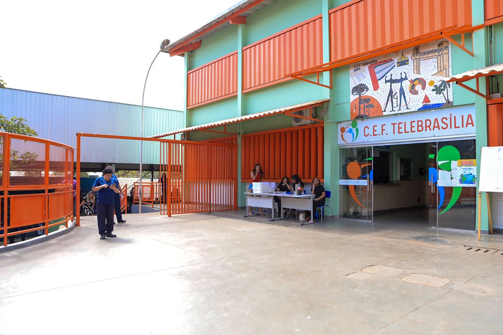 Mais de 80% da comunidade escolar aprova adesão do CEF Telebrasília ao programa de escolas cívico-militares