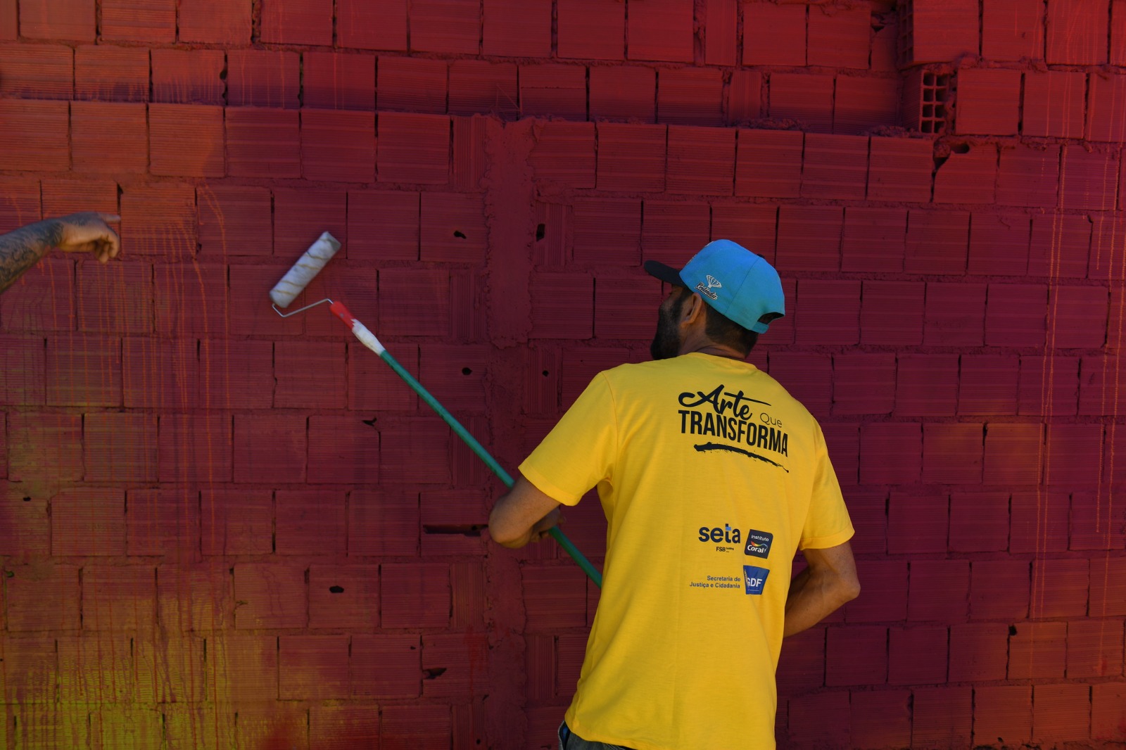 Projeto Arte que Transforma renova quadra esportiva e mais de cem fachadas de casas no Sol Nascente