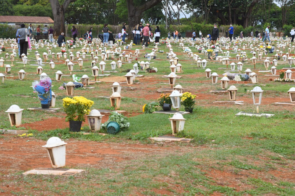 Mais de 600 mil pessoas devem visitar os cemitérios do DF no Dia de Finados