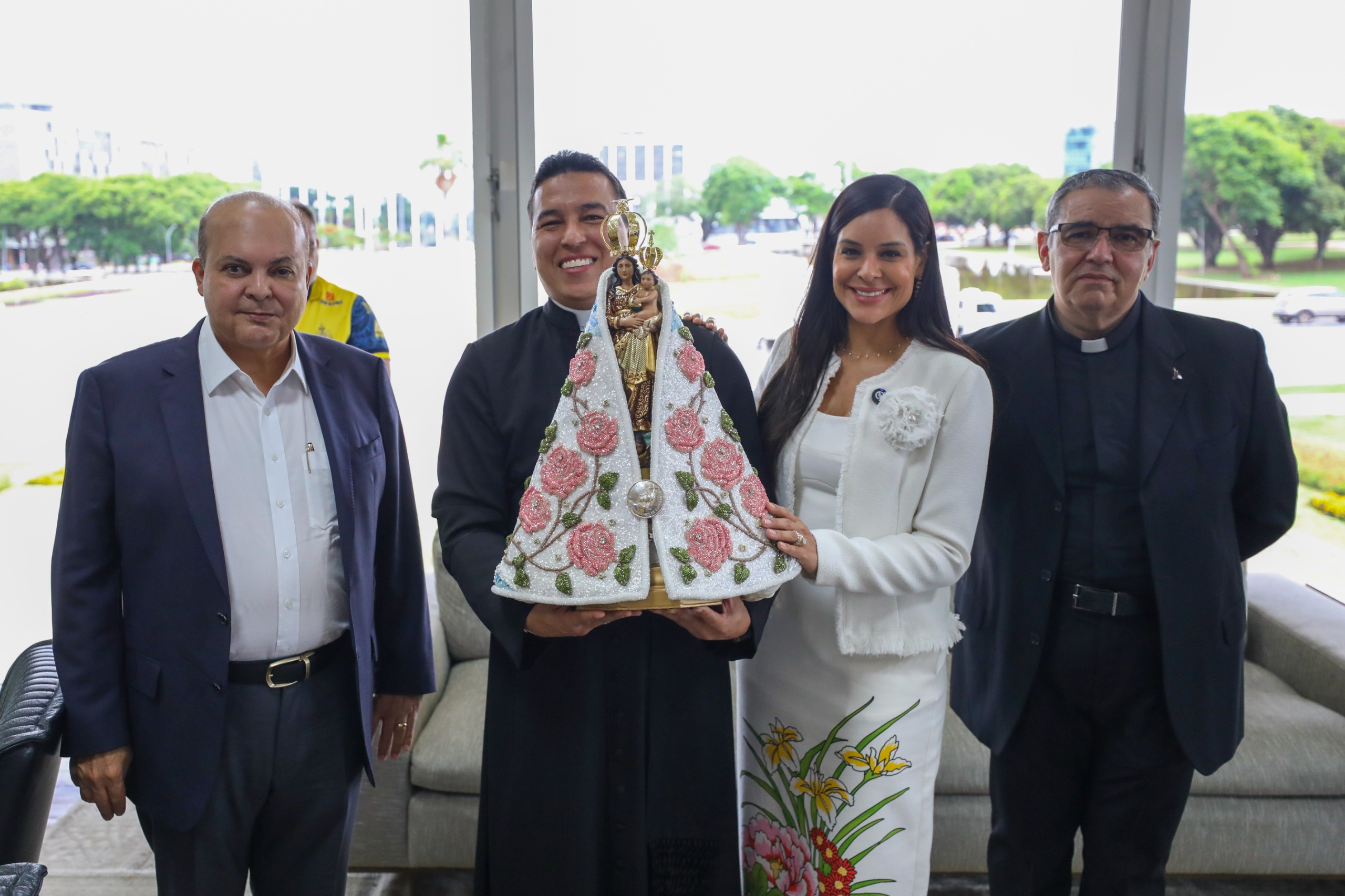 Governador Ibaneis Rocha recebe imagem peregrina de Nossa Senhora de Nazaré