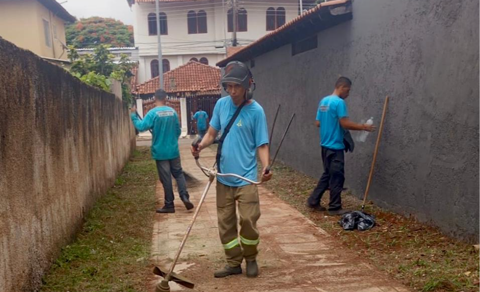 Operação de limpeza nos becos do Cruzeiro ajuda no combate à dengue