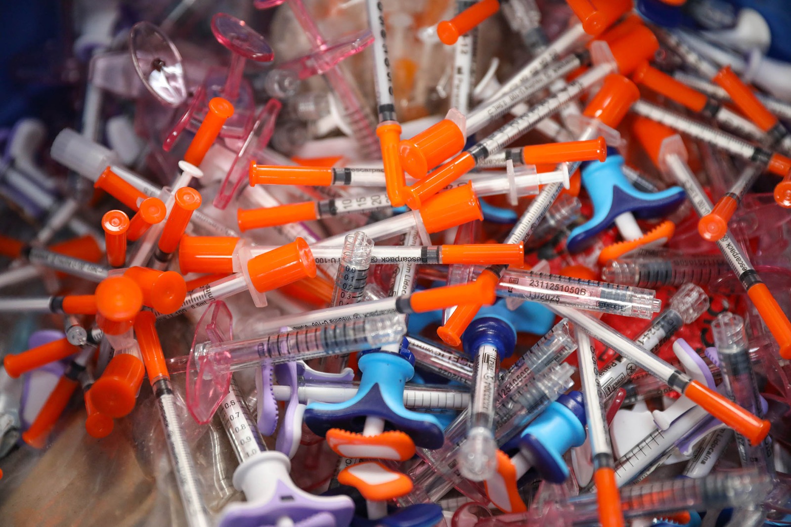 Descarte irregular de canetas emagrecedoras no lixo reciclável soma 1,3 tonelada no DF entre 2024 e 2025