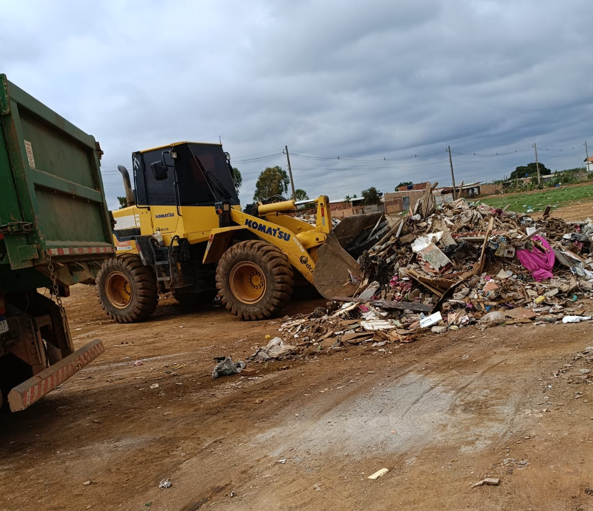 Grande mutirão de limpeza é realizado próximo às bacias de contenção da BR-070, em Ceilândia
