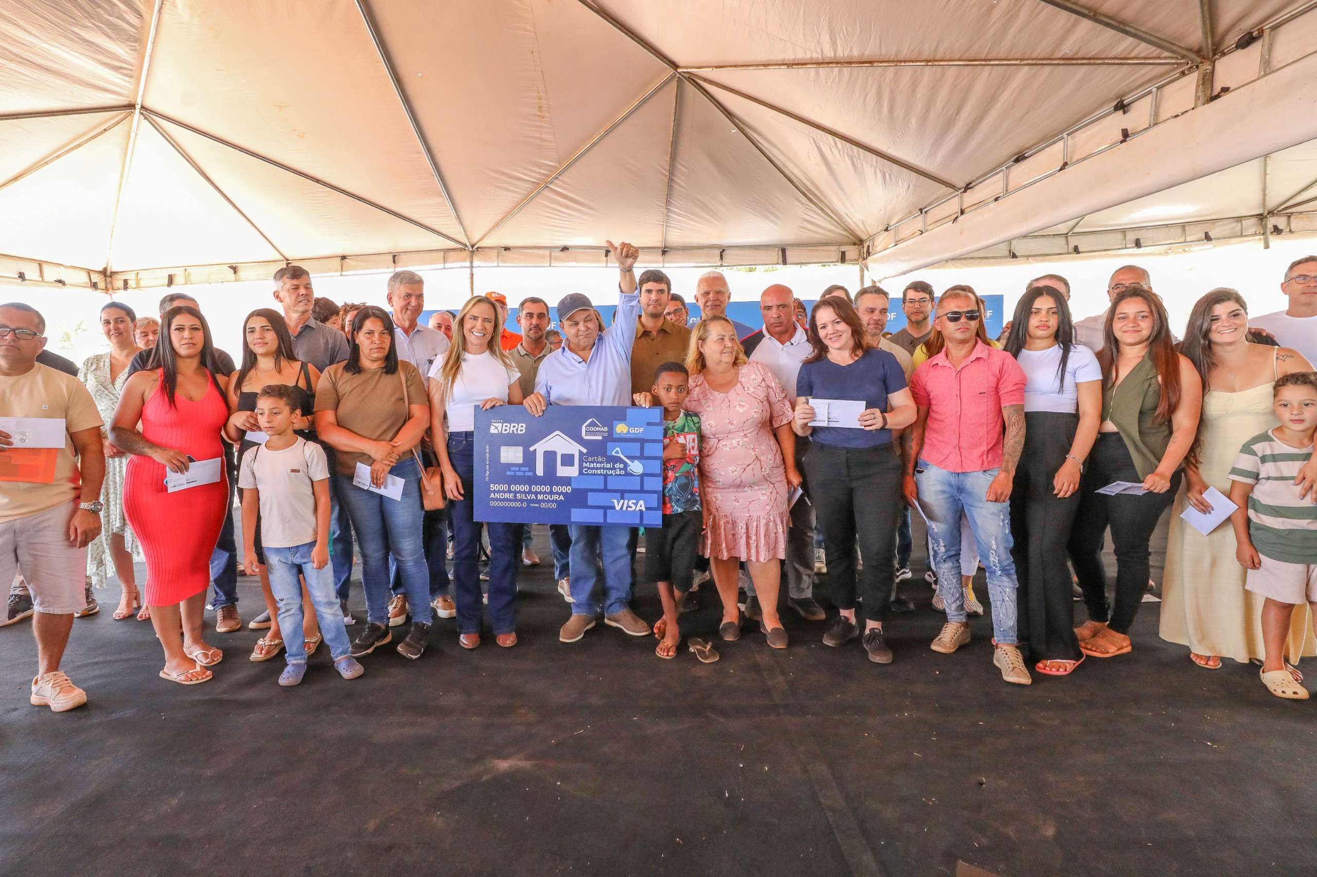 Governador entrega Cartão Material de Construção a 45 famílias de Santa Luzia, na Estrutural