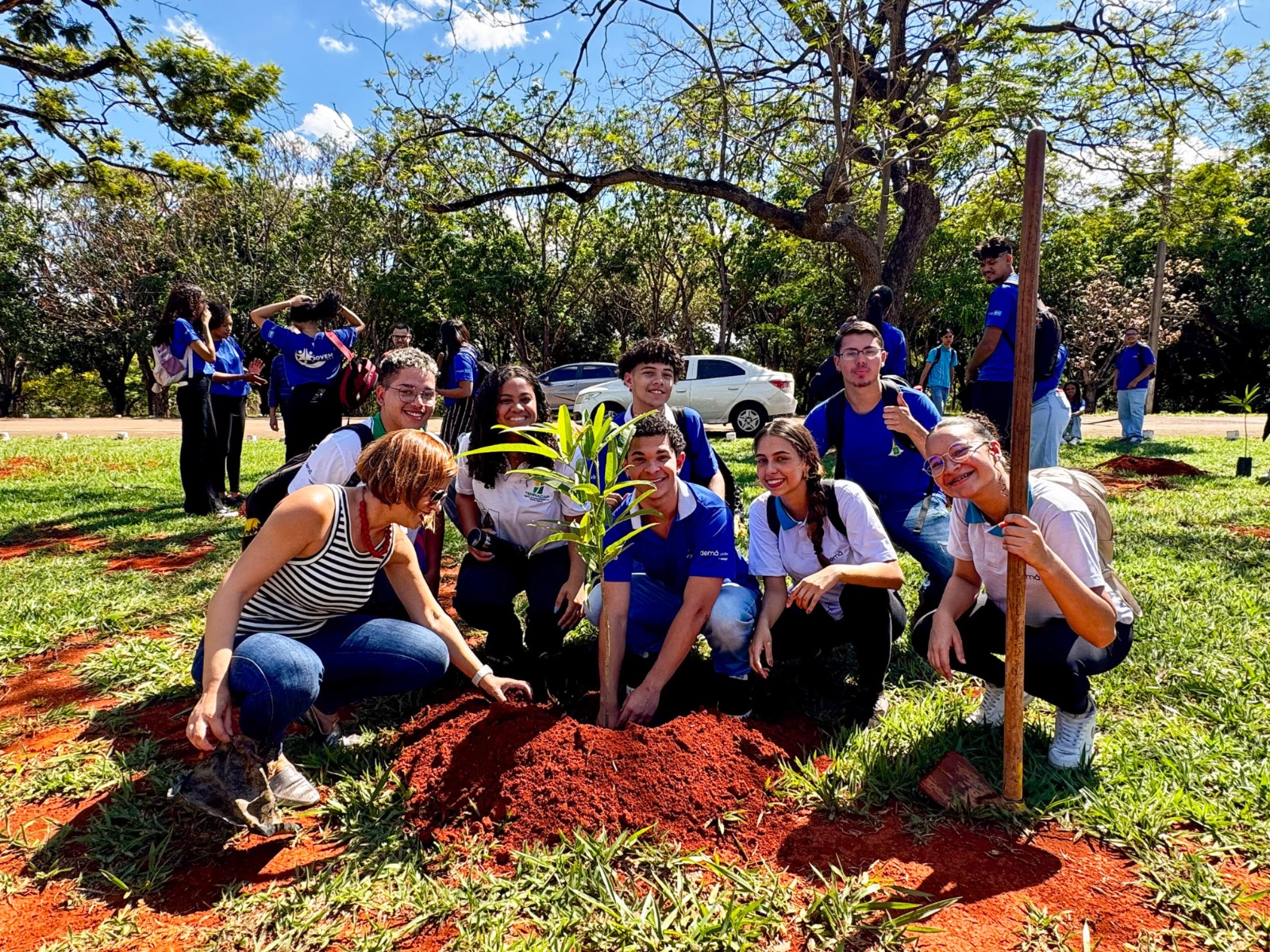 Educação e meio ambiente: jovens realizam plantio no Zoológico de Brasília