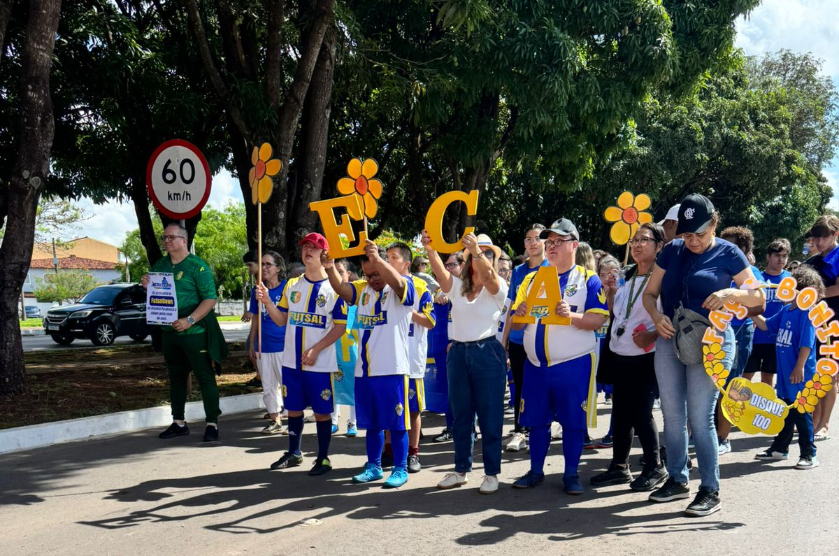 Desfile cívico reúne população nas ruas do Cruzeiro