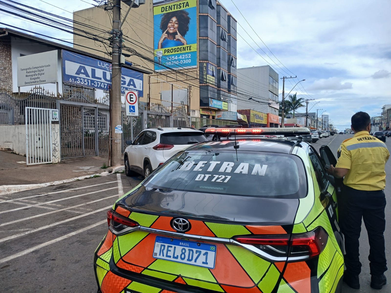 Operação fiscaliza uso irregular de vagas especiais em Taguatinga