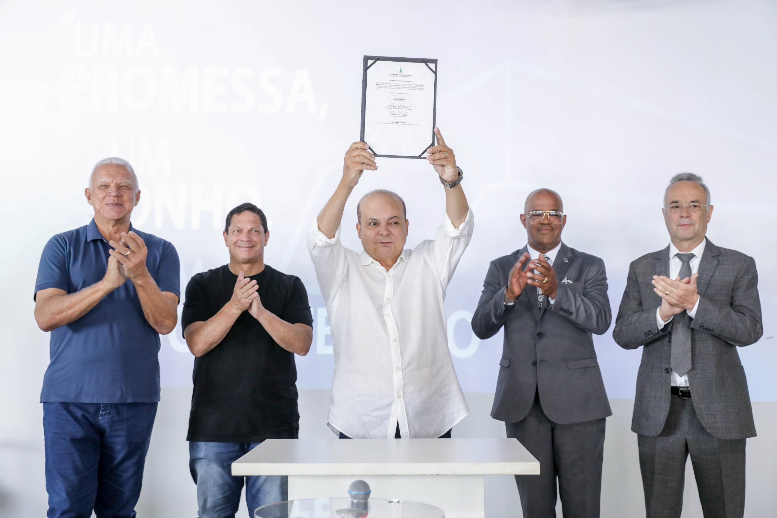 Governador Ibaneis Rocha entrega escritura de templo da Assembleia de Deus Campo Ceilândia Sul&nbsp;