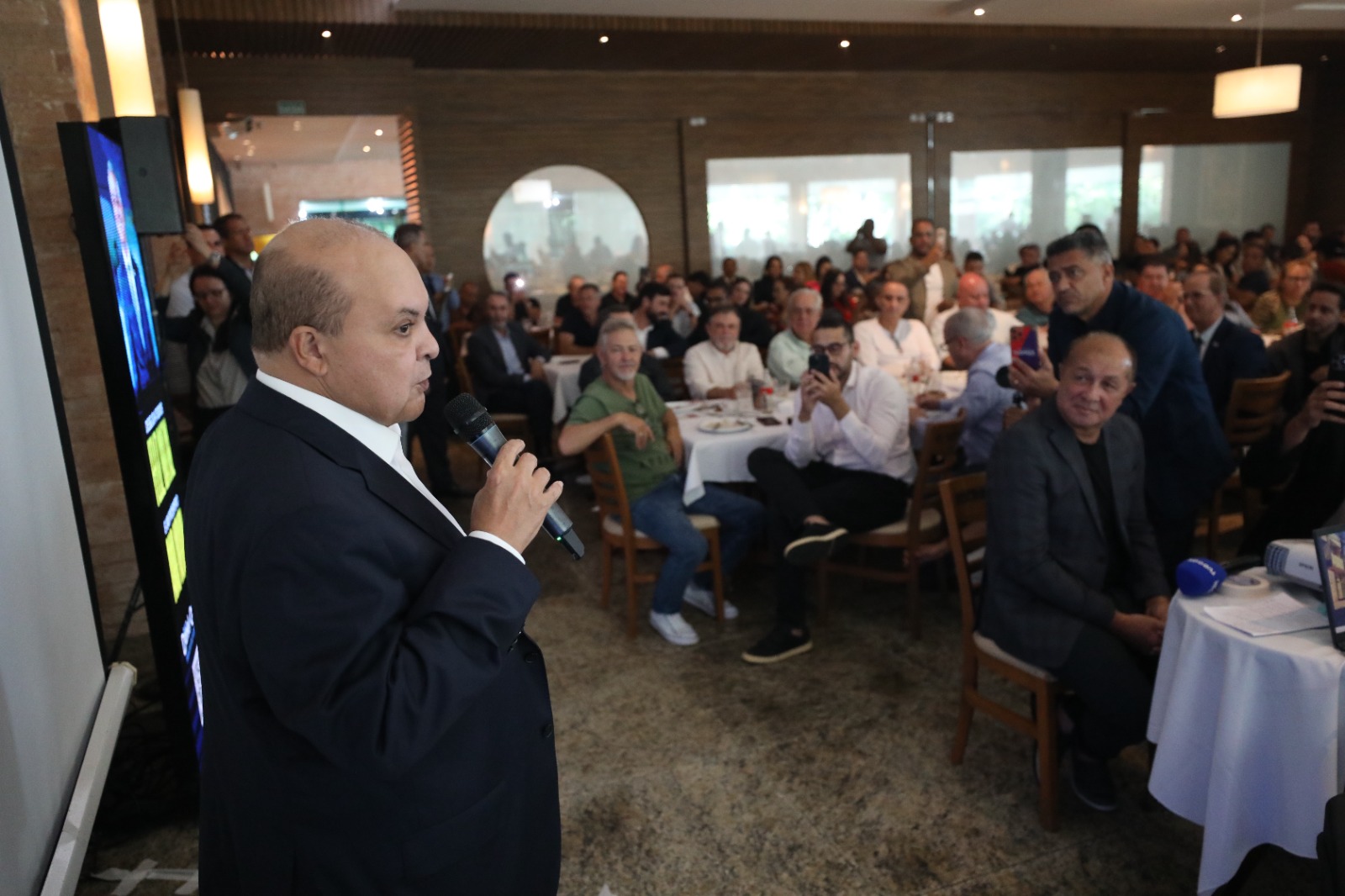 Governador destaca transformação na infraestrutura de Vicente Pires em almoço com empresários