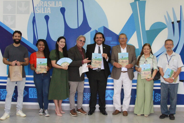 Arquivo Público do DF recebe exemplares de livro que conta a história de Sobradinho