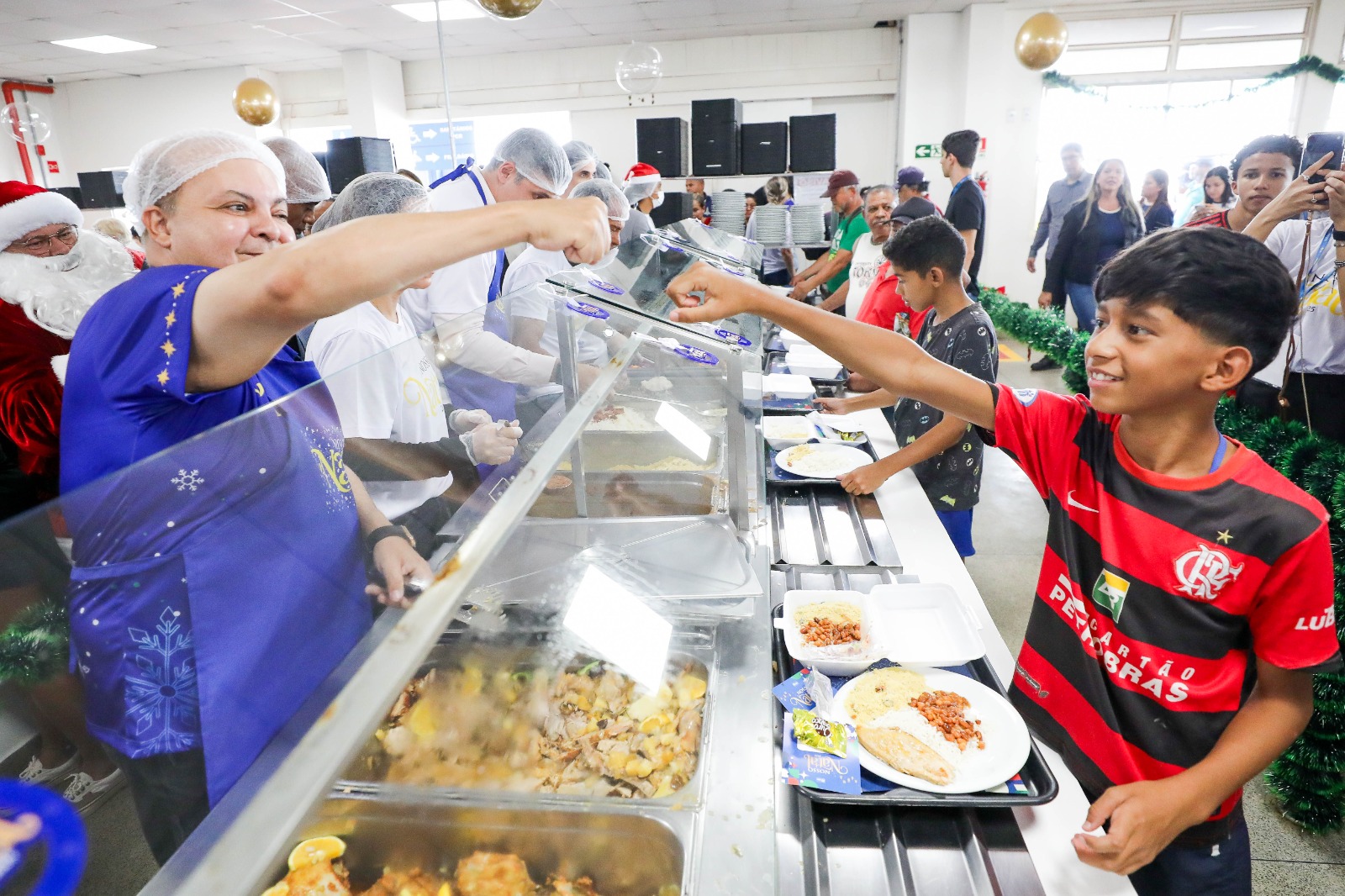 Nosso Natal: governador Ibaneis Rocha celebra almoço natalino no Restaurante Comunitário do Sol Nascente