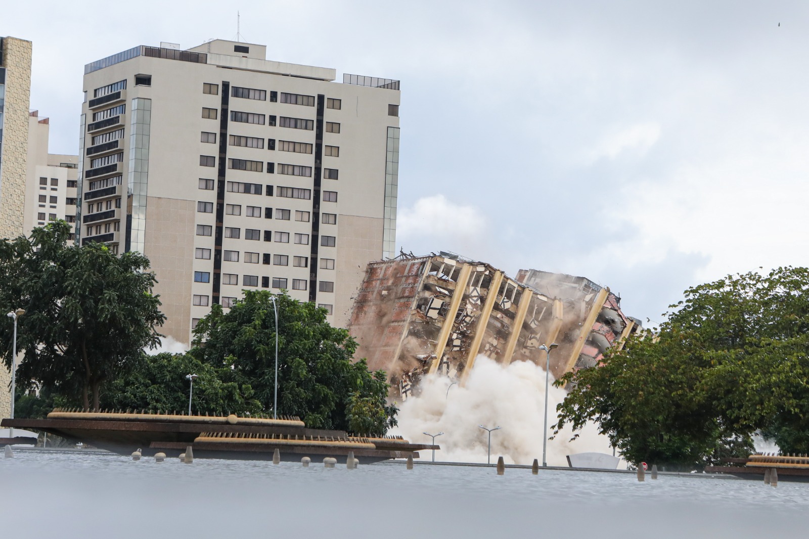 Implosão do Torre Palace ocorre com segurança e sem intercorrências