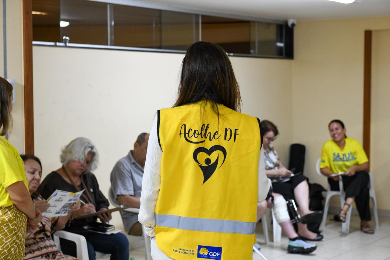 Acolhe DF reúne mais de 100 moradores no Plano Piloto