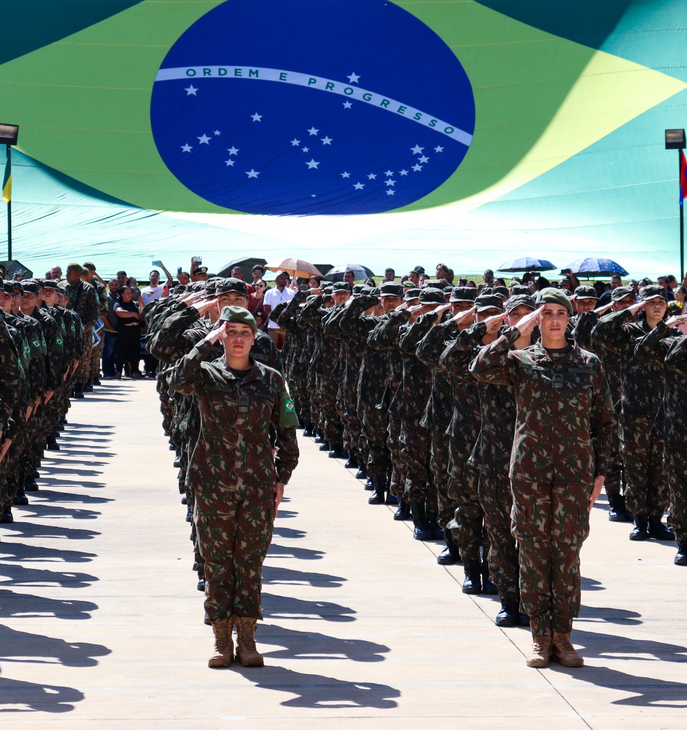 Comandante-geral da PMDF prestigia cerimônia histórica de mulheres nas Forças Armadas