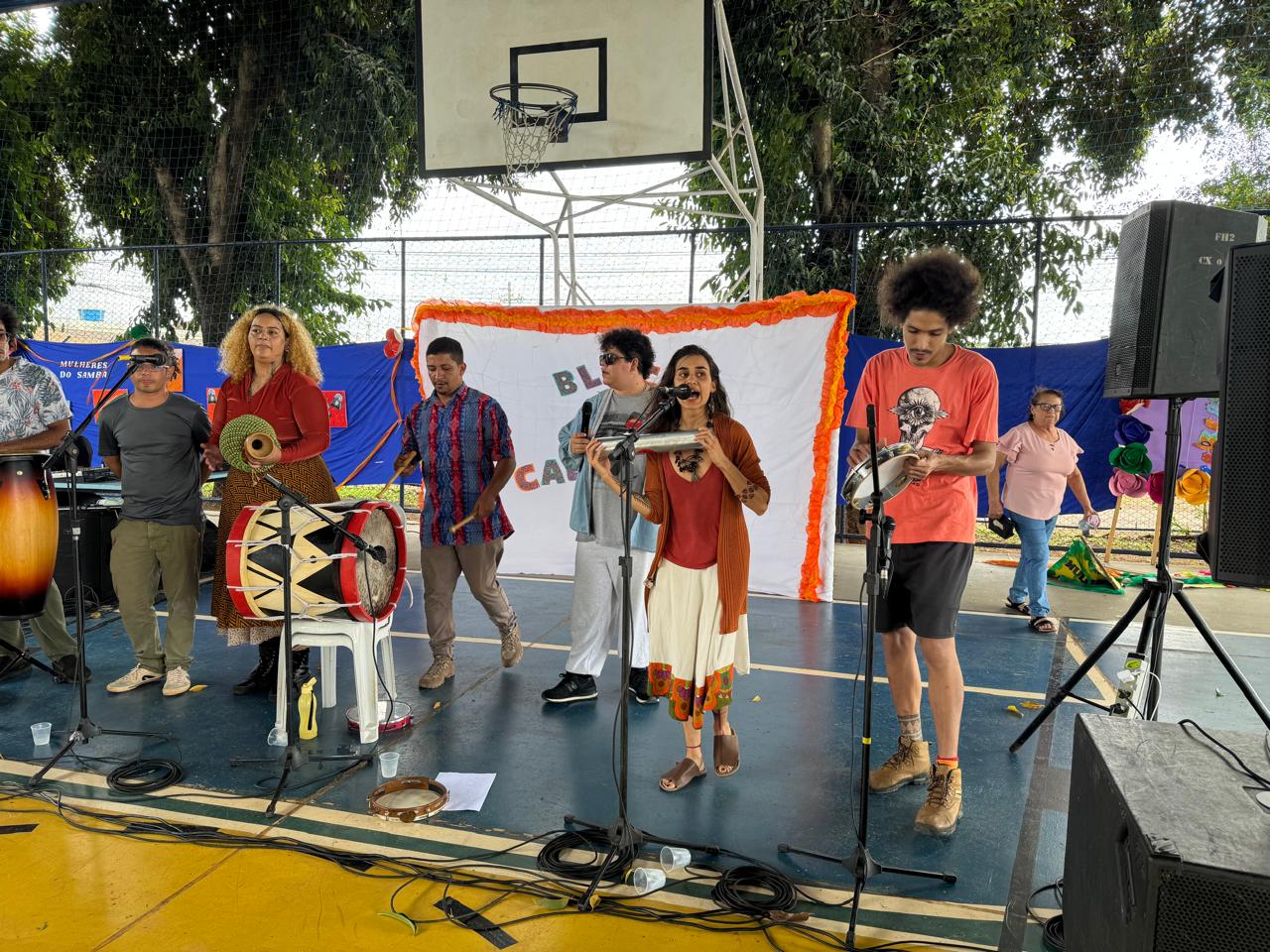 Bloco das Caliandras anima idosos que frequentam centros de convivência do Gama