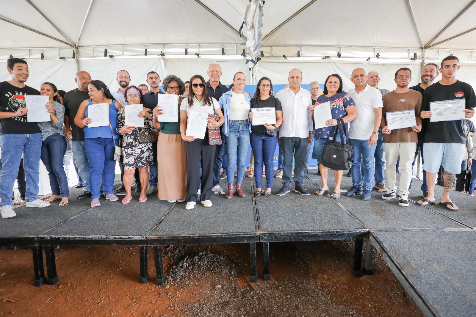 Quinhentas famílias do Arapoanga recebem escrituras de moradia neste sábado (7)