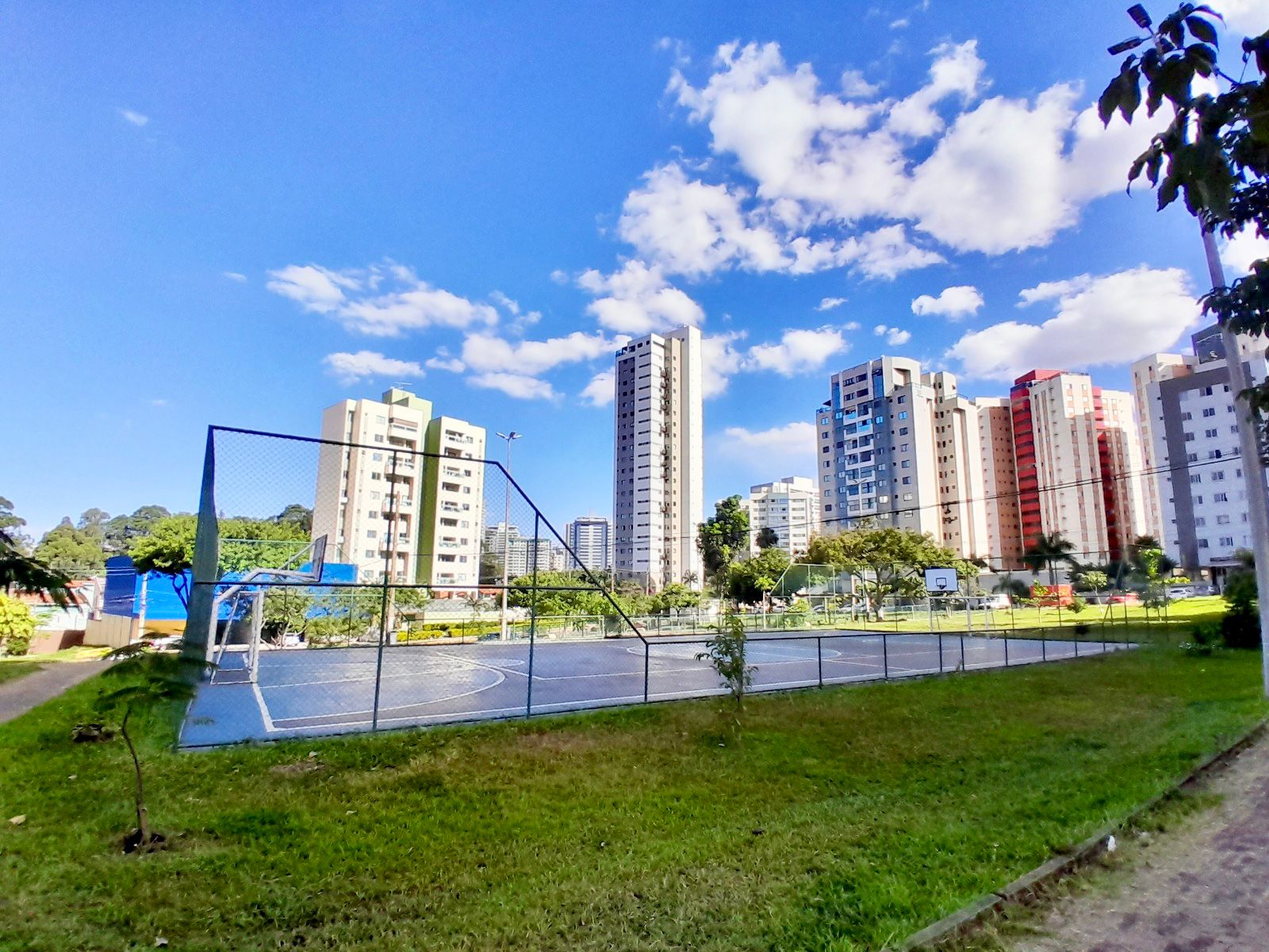 Programa Adote uma Praça reforça manutenção de quadra poliesportiva em Águas Claras
