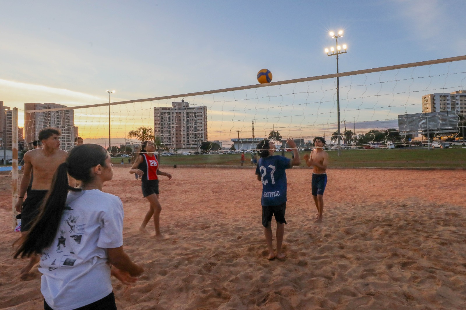 Quadra de areia em Samambaia é iluminada