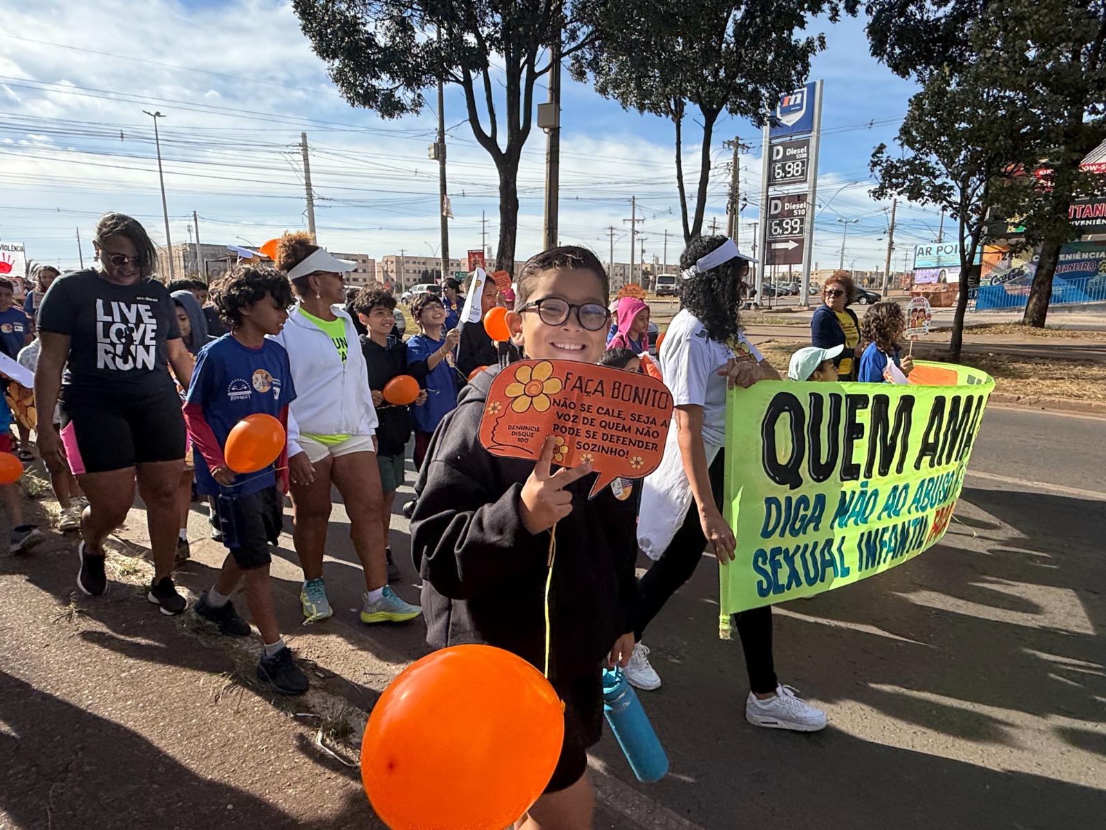 Em ação do Maio Laranja, Centro de Referência da Mulher realiza busca ativa no Recanto das Emas