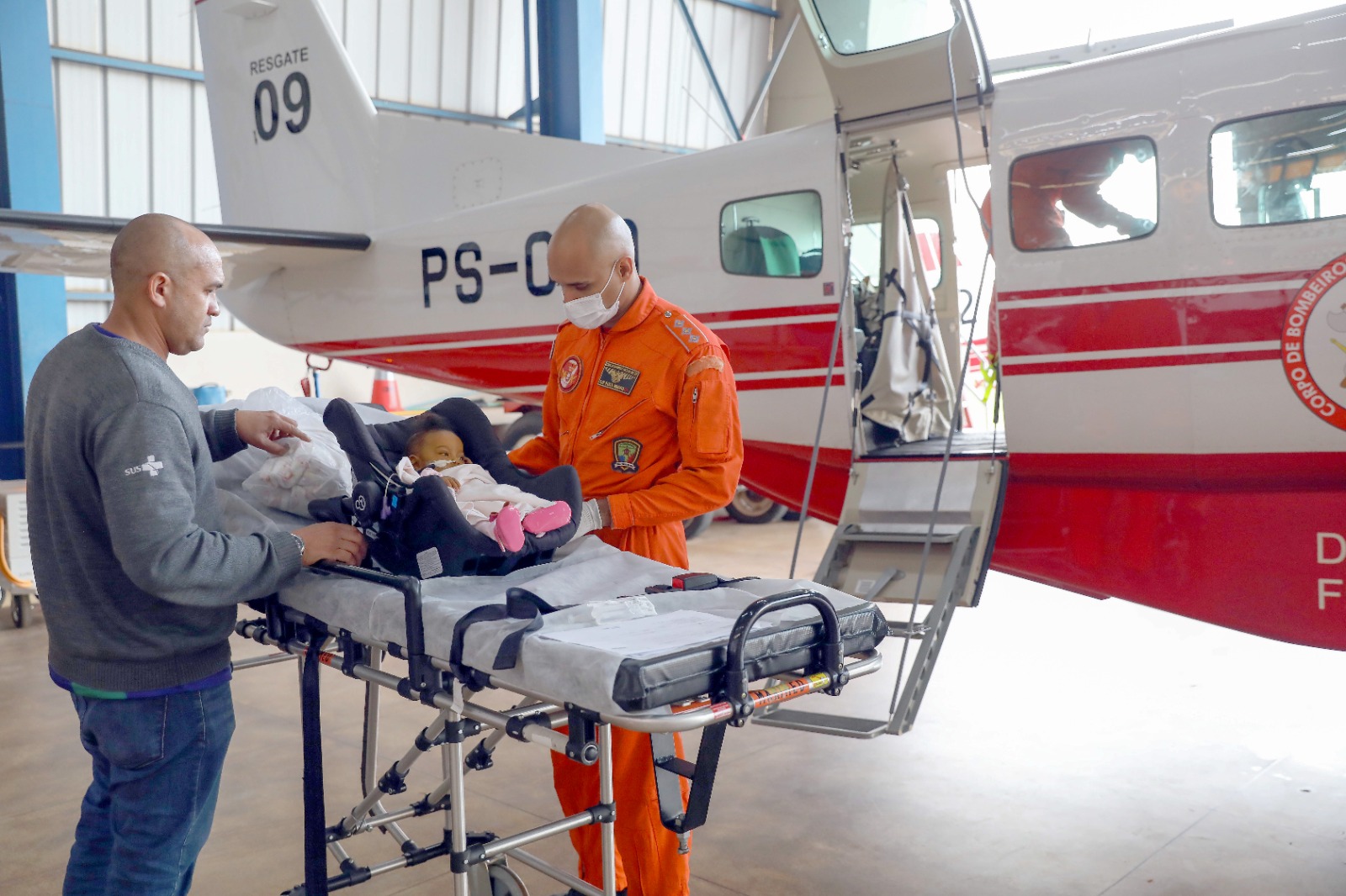 Corpo de Bombeiros do DF leva bebê para transplante de fígado no Paraná 