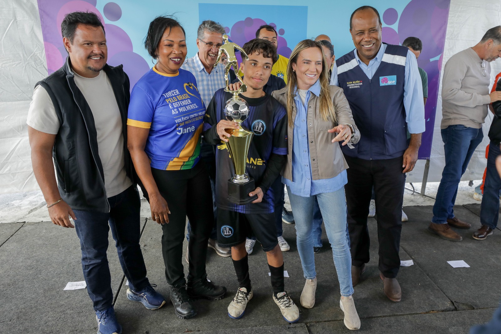 Governadora inaugura campo de grama sintética no Itapoã Parque