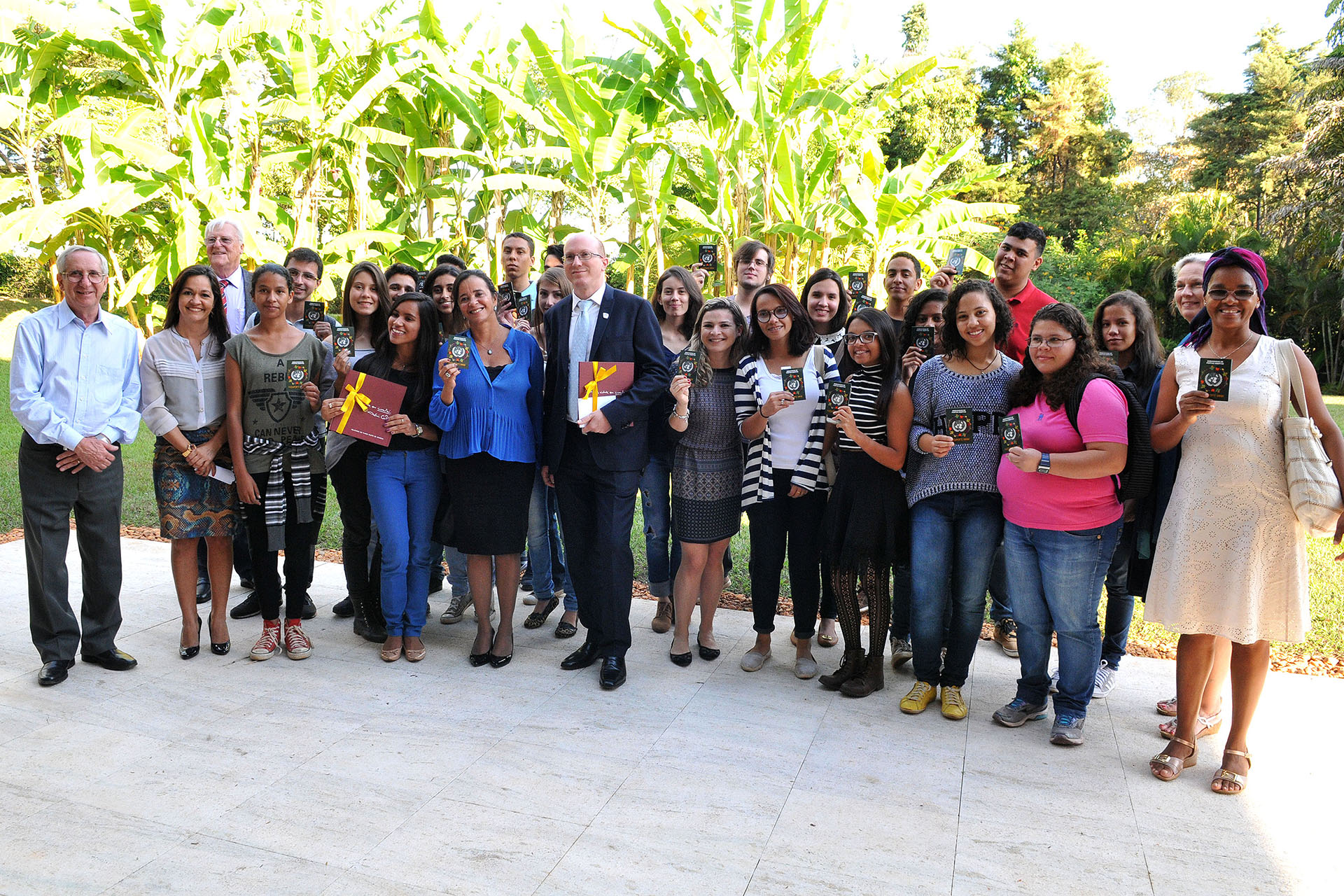 Os estudante do CIL nº1 visitaram a embaixada da França nesta quinta-feira (23).