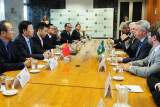 O governador Rollemberg em reunião com gestores do governo de Kunming.