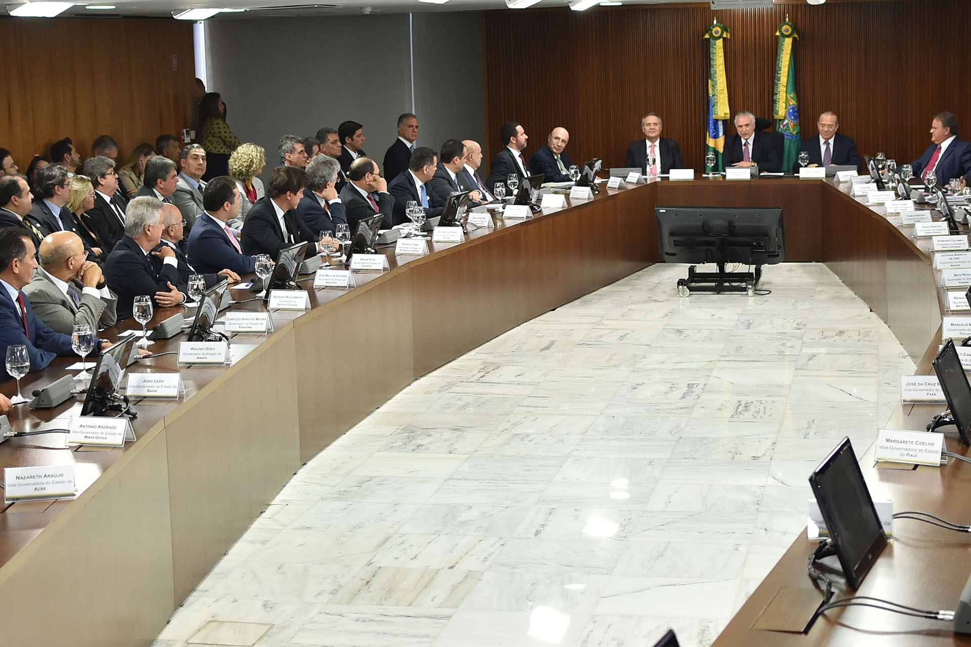 Chefes de Executivo do Fórum Permanente de Governadores em reunião com o presidente da República em exercício, Michel Temer.