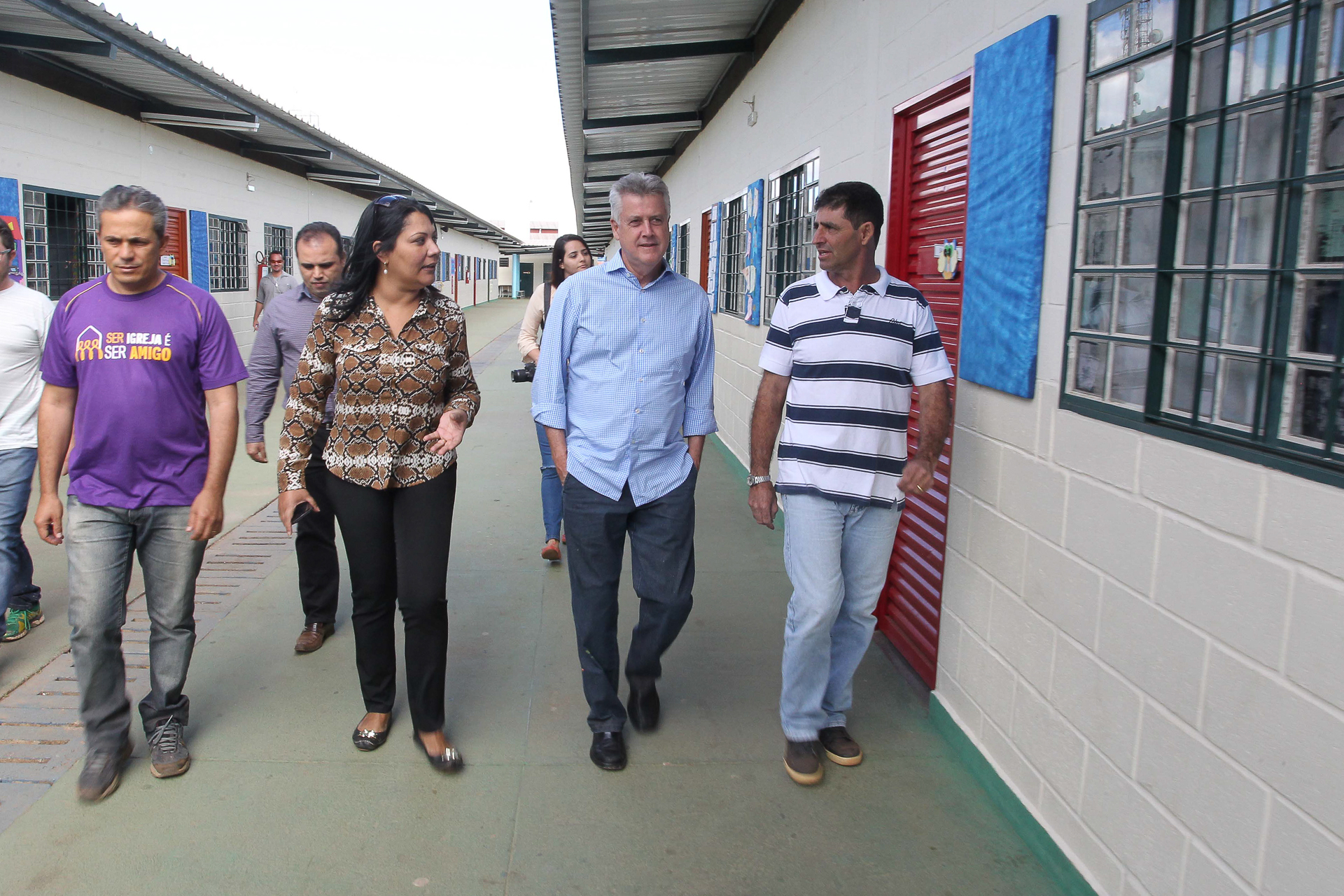 Acompanhado do administrador regional de Sobradinho II, Estevão Reis, da diretora da Escola Classe 16, Ilza Pereira, e do líder comunitário Lourival Azevedo, o governador visitou a Escola Classe 16.
