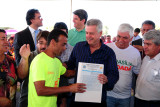 O governador Rodrigo Rollemberg entrega escritura ao morador de São Sebastião, Gersino Gauberto Ramos.