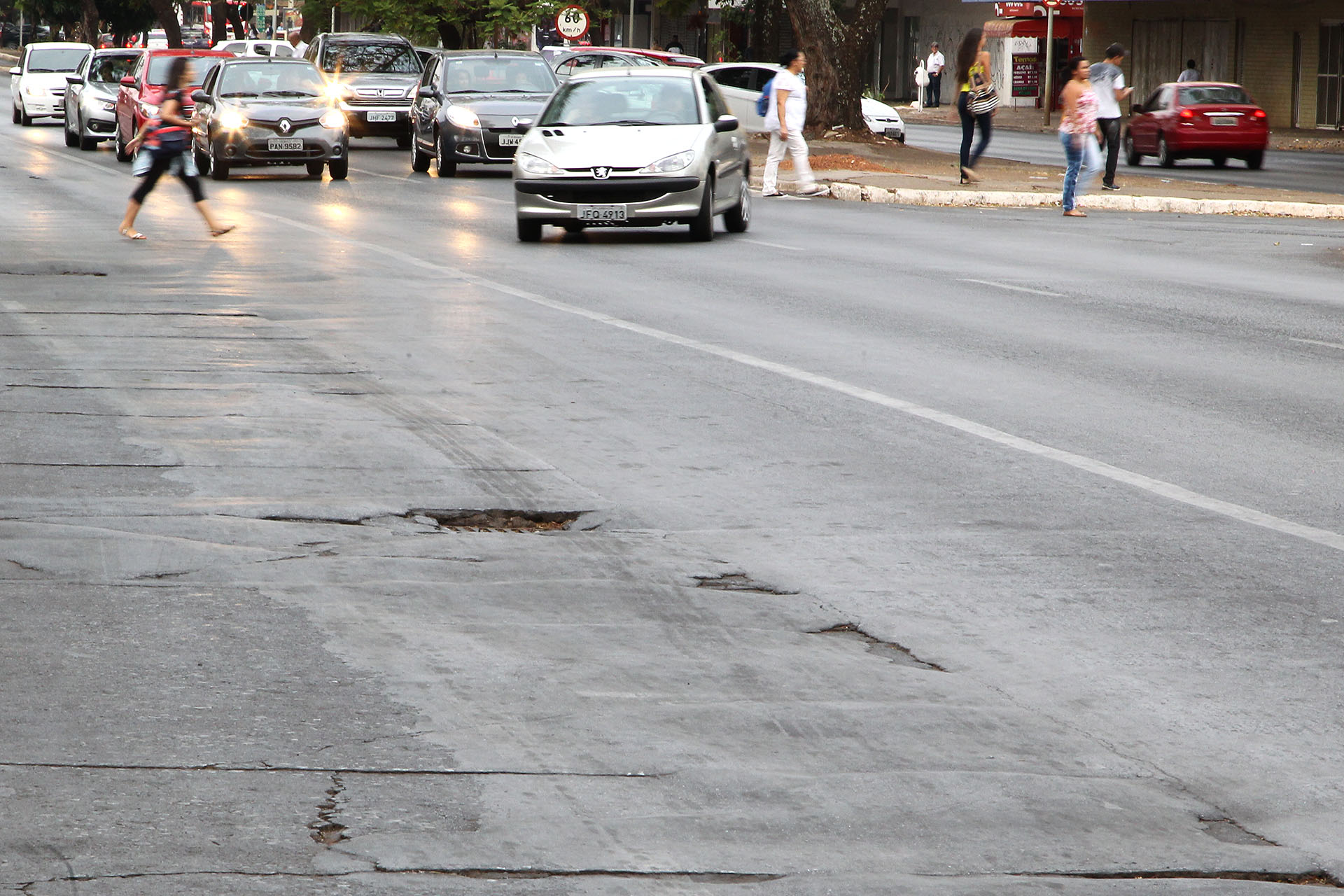 Levantamento da Novacap identificou defeitos no asfalto.