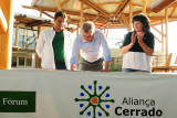 O secretário do Meio Ambiente, André Lima, o governador Rodrigo Rollemberg e a presidente do Instituto Brasília Ambiental, Jane Vilas Bôas, no momento da assinatura dos decretos.