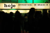Público na entrada do Cine Brasília, no quarto dia do 49º Festival de Brasília do Cinema Brasileiro.