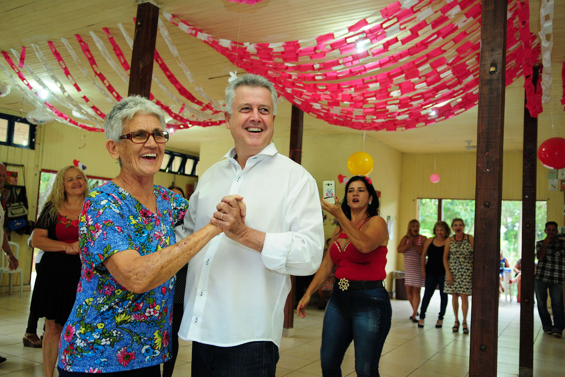 O governador Rollemberg e a presidente da Associação dos Idosos Rosas Prateadas, Iria Miquelin.