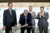 O governador Rodrigo Rollemberg assinou os termos de posse dos novos secretários das Cidades, Marcos Dantas, e de Mobilidade, Fábio Damasceno.