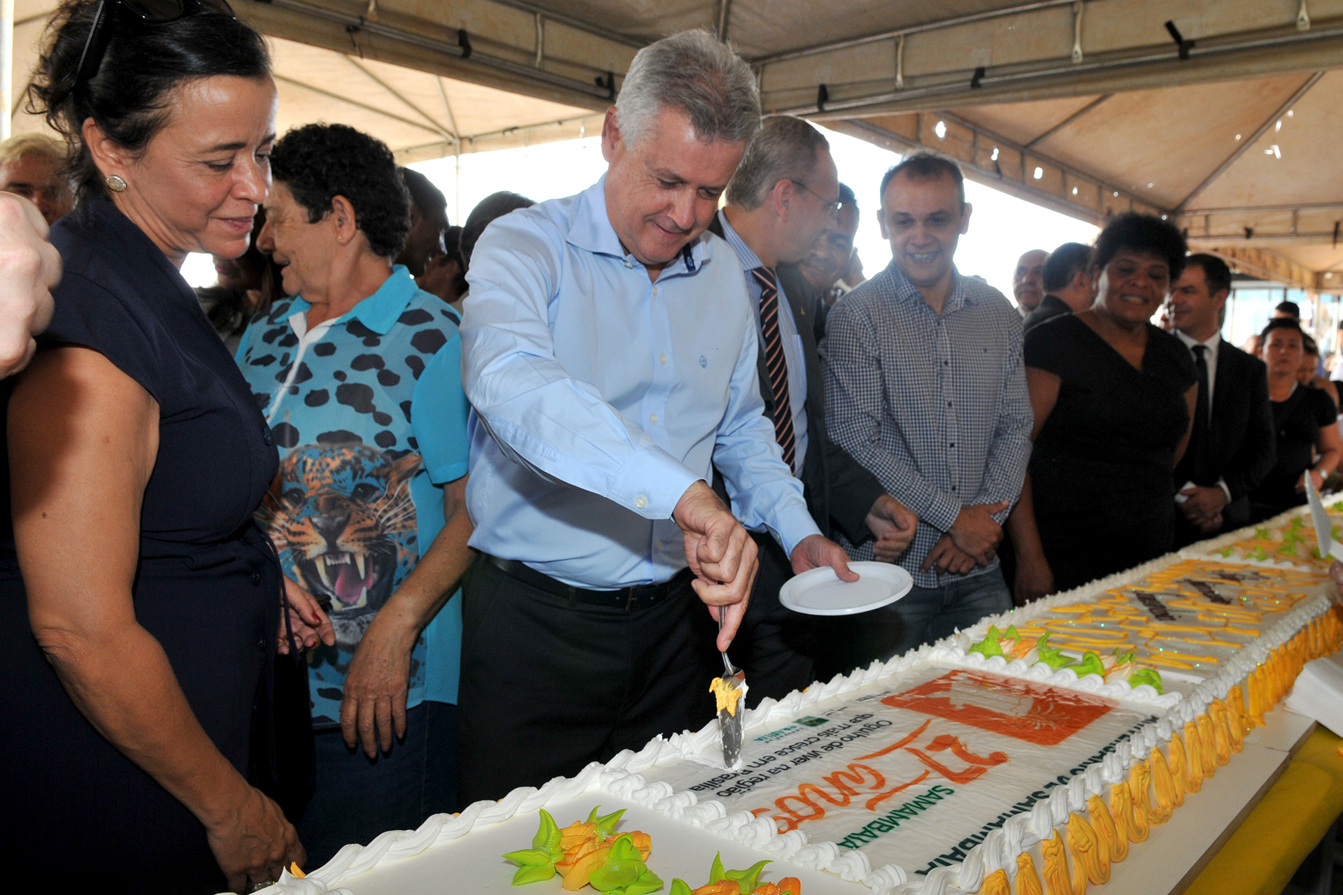 O governador de Brasília, Rodrigo Rollemberg, e a esposa e colaboradora do governo, Márcia Rollemberg participaram da festividade e cortaram o bolo de 27 metros