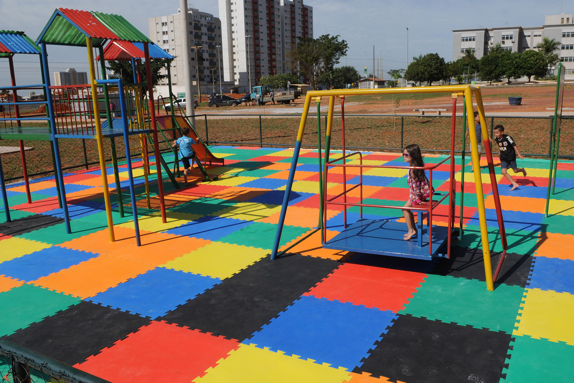 Parque infantil na praça da quadra 302 de Samambaia.