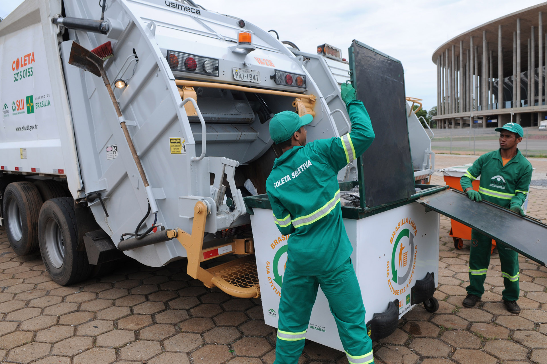 Caminhões de lixo adaptados para reduzir barulho durante a coleta