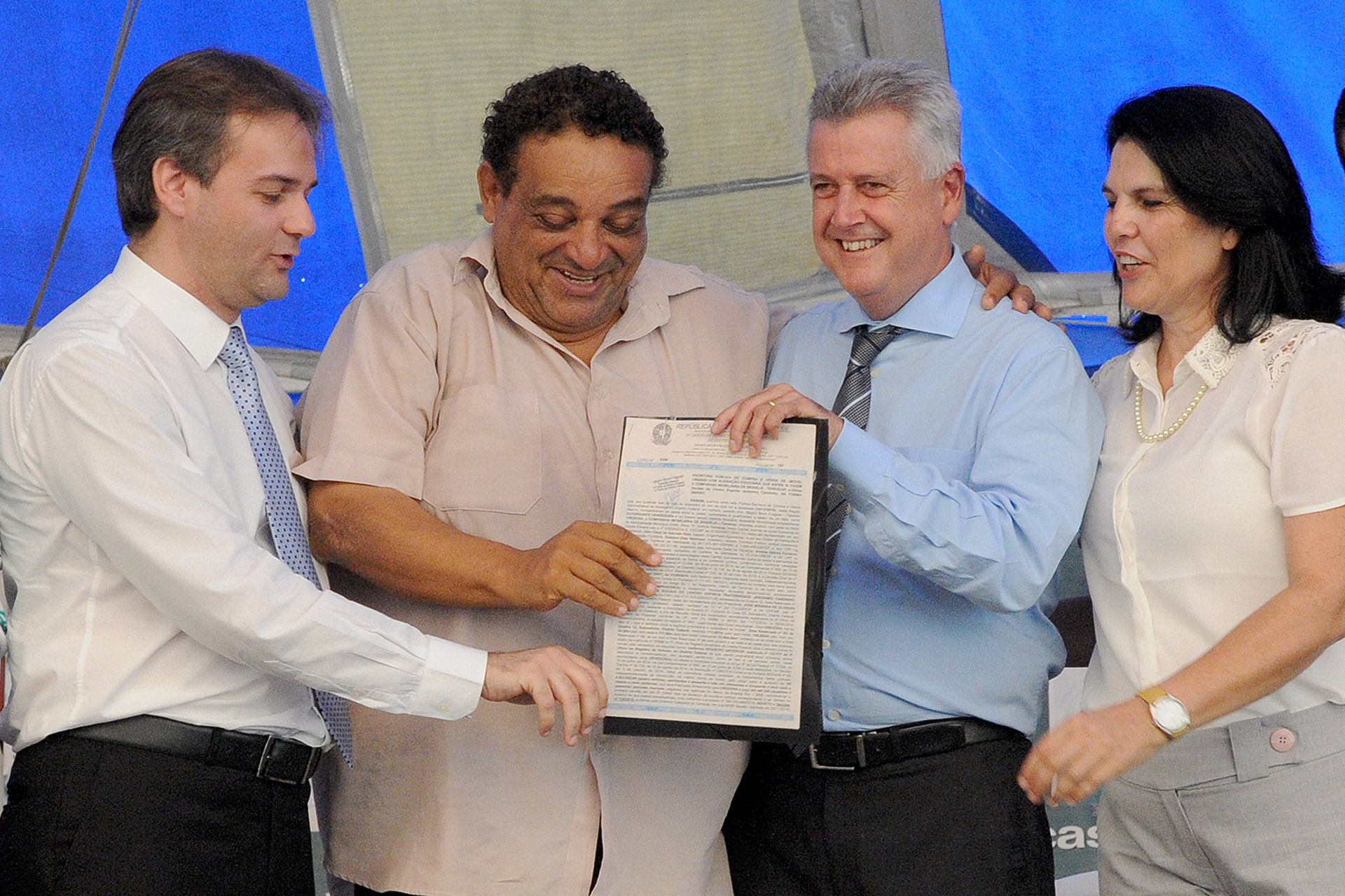 O governador de Brasília, Rodrigo Rollemberg, entregou a escritura para o proprietário do Centro Espírita Jerônimo Candinho, João Miranda Filho.