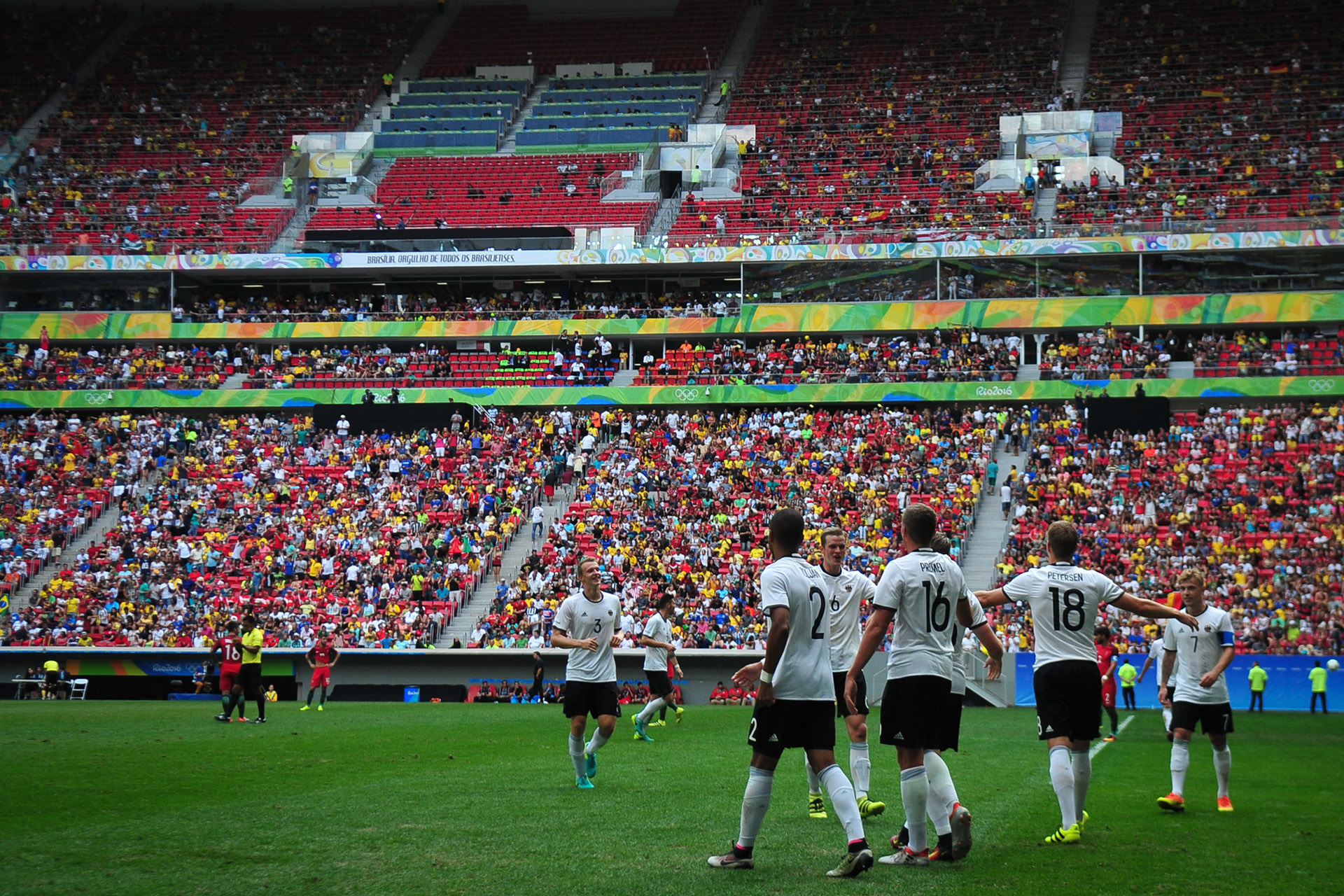 Time de futebol da Alemanha comemora gol em jogo da Olimpíada no Mané Garrincha