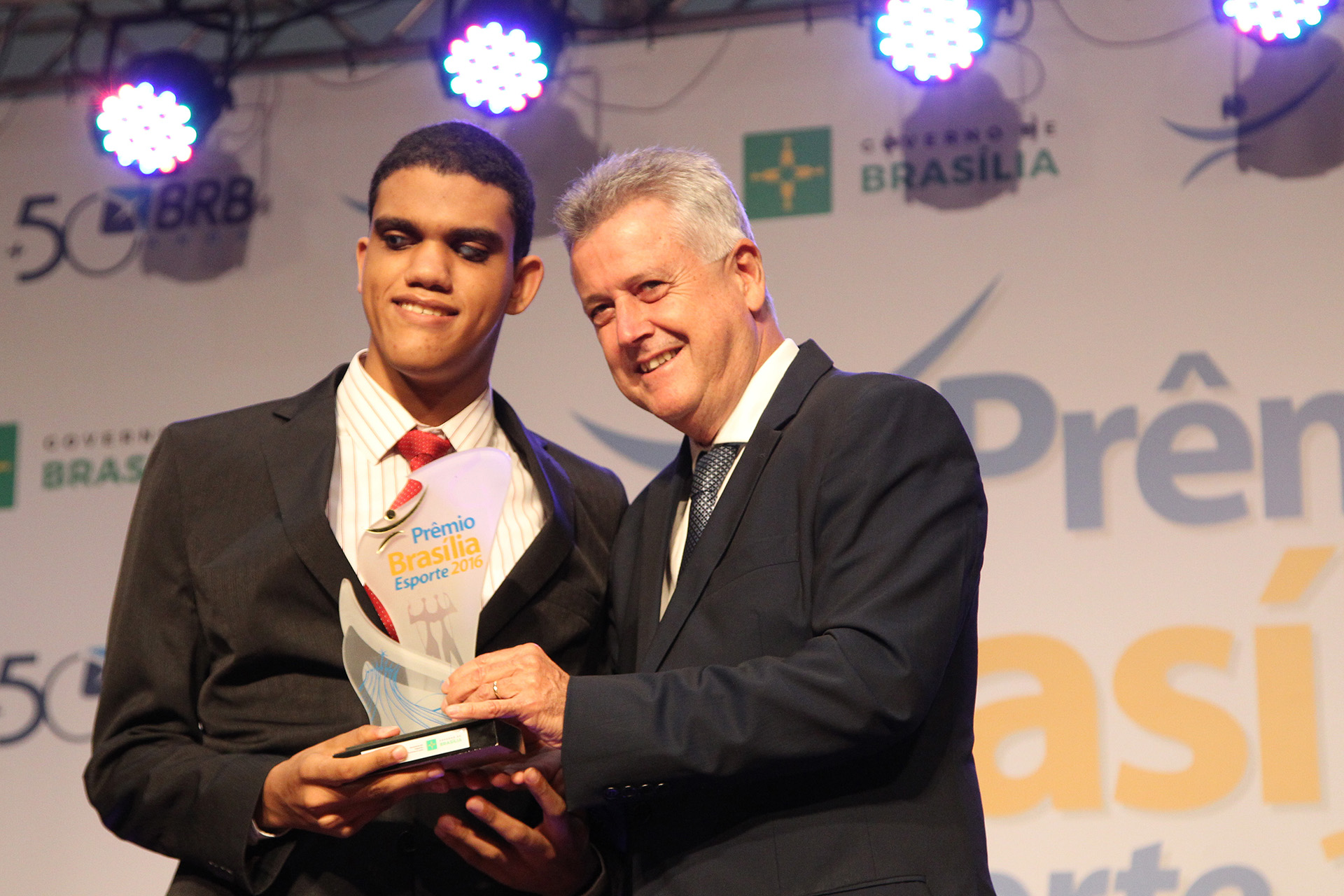 O governador Rollemberg entrega prêmio ao nadador paralímpico Wendell Belarmino Pereira.