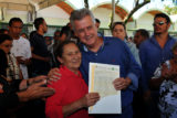 Francisca Rocha é um dos 1,7 mil beneficiados hoje que recebeu o documento diretamente das mãos do governador Rollemberg.