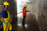 Equipe da Novacap trabalha na limpeza da passagem subterrânea na altura do Setor Médico Hospitalar Sul.