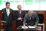 O diretor-representante do Banco de Desenvolvimento da América Latina, Victor Rico; o secretário-geral da Organização de Estados ibero-americanos, Paulo Speller; e o governador Rodrigo Rollemberg.