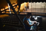 A iluminação do auditório da Escola de Música de Brasília foi revitalizada e recebeu equipamento de sim e um mezanino.