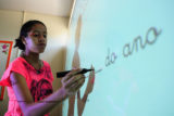A aluna da Escola Bilíngue Libras e Português Escrito, em Taguatinga, Natiele Queiroz, de 13 anos.