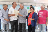 Um dos beneficiados pela regularização, o aposentado Cincinato Nogueira, recebeu a escritura das mãos do governador Rodrigo Rollemberg