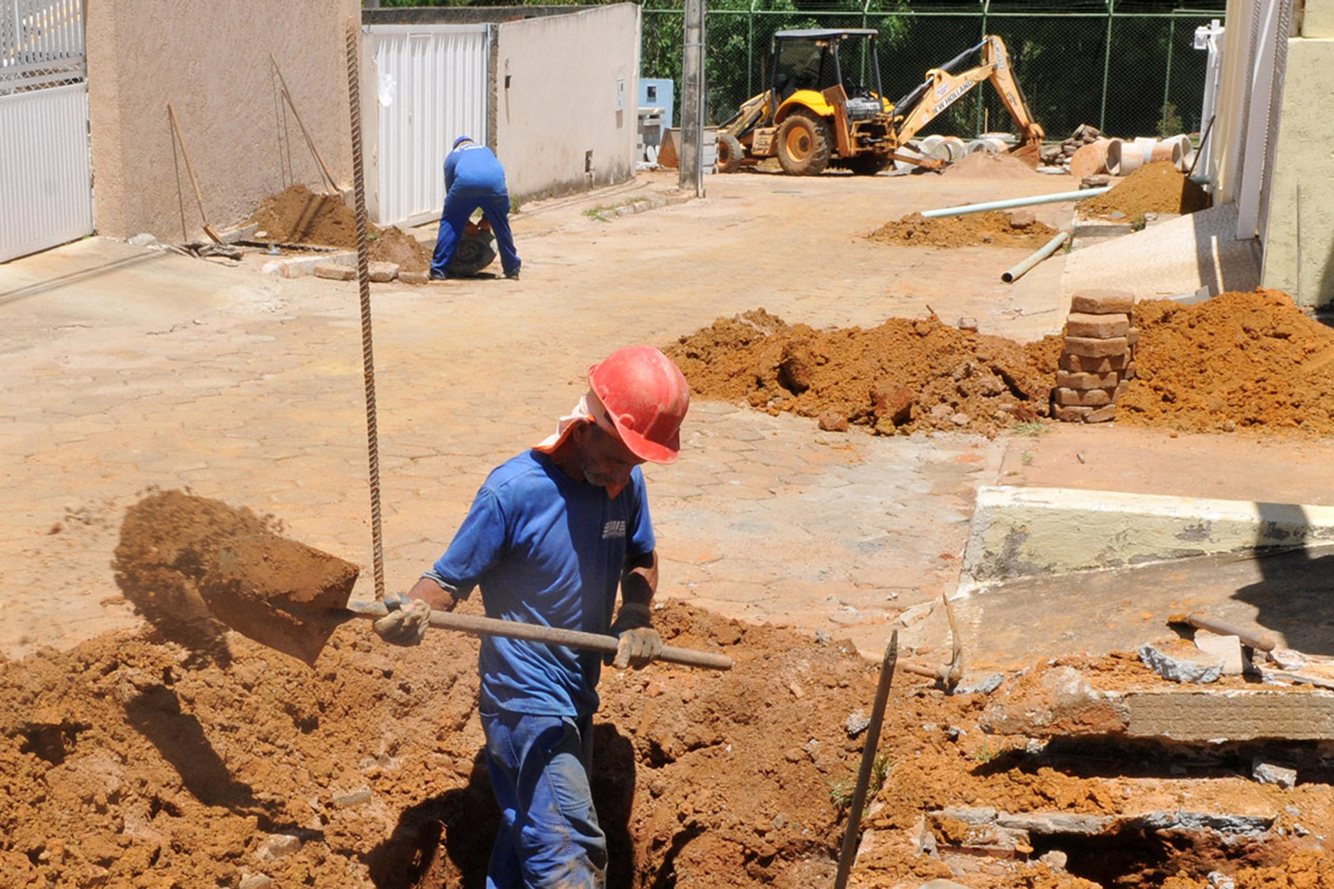 Obras no Bernardo Sayão incluem instalação de redes de esgoto, drenagem pluvial e pavimentação asfáltica